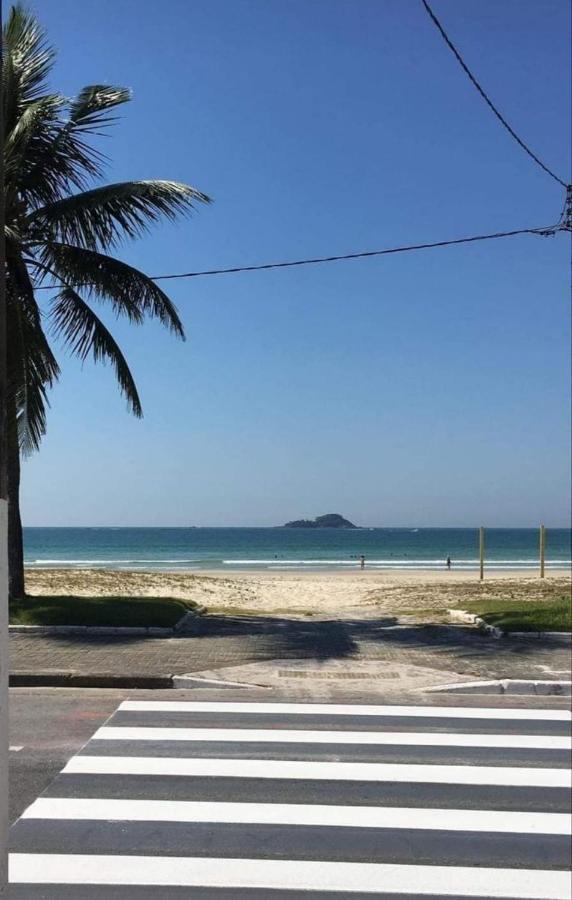 Casa Esquina Com Beira Mar Com Piscina Grande Na Enseada Pe Na Areia 50 Metros Holiday home